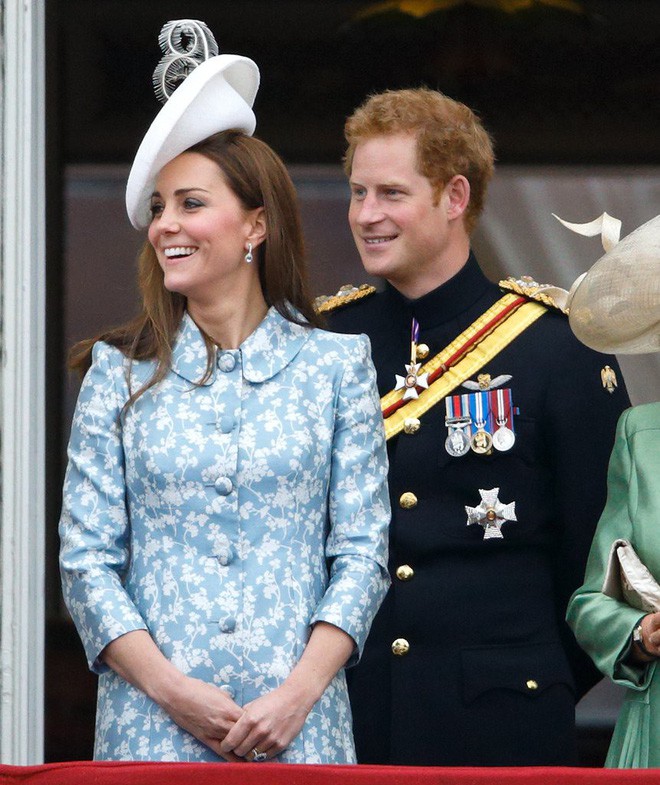 8 đồn đo&aacute;n xung quanh trang phục tới dự đ&aacute;m cưới em chồng của c&ocirc;ng nương Kate Middleton  - Ảnh 12.