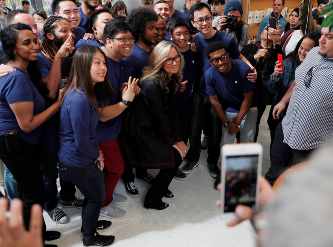 Dõi theo cuộc hành trình của Angela Ahrendts: Từ một cô gái sống ở thị trấn nhỏ, trở thành giám đốc có lương cao nhất Apple, gấp đôi CEO Tim Cook - Ảnh 18.