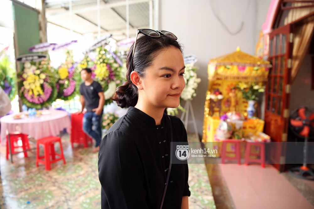 Đông Nhi khóc nghẹn trong đám tang của stylist Mỳ Gói tại Tiền Giang - Ảnh 7. Đông Nhi khóc nghẹn trong đám tang của stylist Mỳ Gói tại Tiền Giang - Ảnh 7.