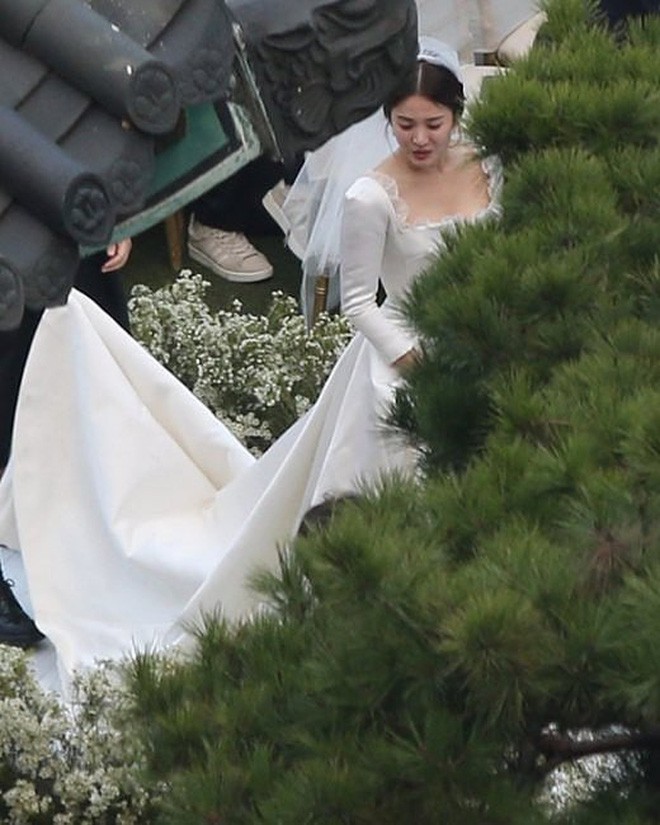 Rần rần trước loạt chi tiết trùng khớp giữa đám cưới Hoàng Gia Anh và hôn lễ thế kỷ của Song Song - Ảnh 11.