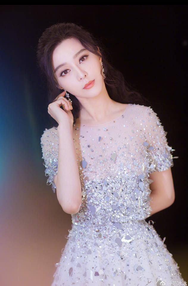 Trước khi trở n&ecirc;n sang chảnh, Phạm Băng Băng từng phồng mồm trợn m&aacute;, nhồm nho&agrave;m ăn uống thế n&agrave;y đ&acirc;y - Ảnh 3.
