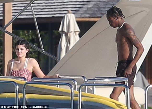 Kylie Jenner trông đẫy đà xinh đẹp là thế, nhưng bạn trai của cô thì không hẳn vậy - Ảnh 4.