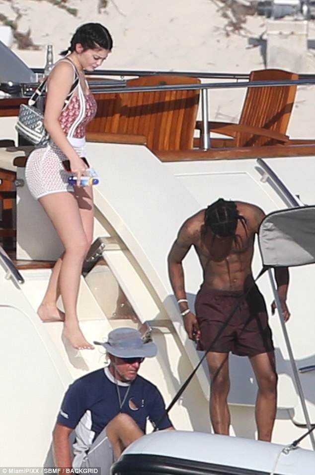 Kylie Jenner trông đẫy đà xinh đẹp là thế, nhưng bạn trai của cô thì không hẳn vậy - Ảnh 7.