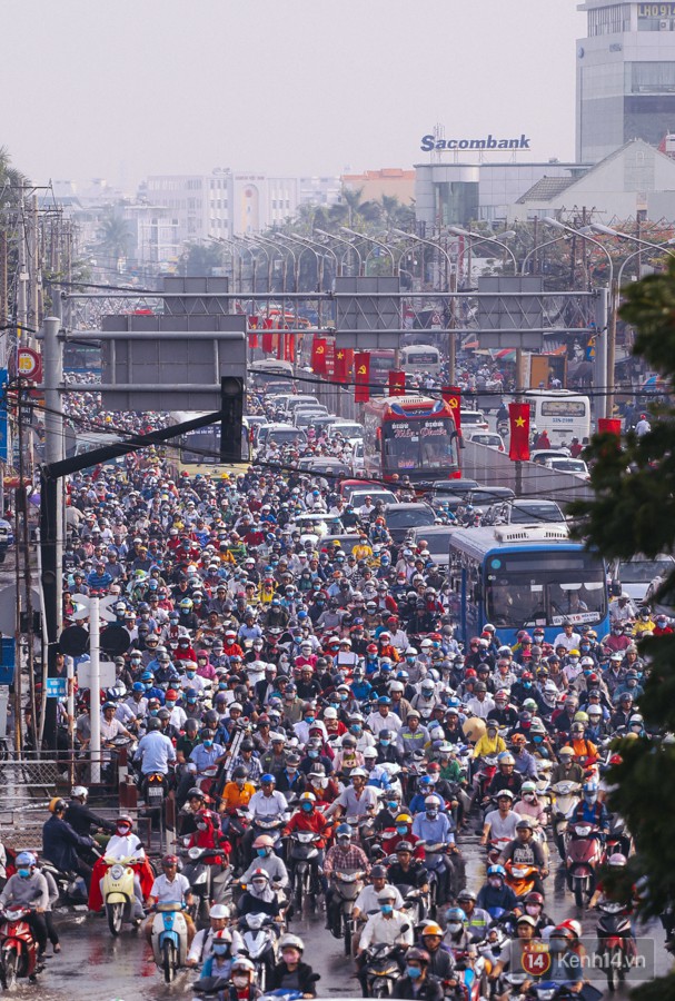 Ảnh và clip: Đường phố Hà Nội, Sài Gòn tắc nghẽn kinh hoàng trong ngày đầu người dân đi làm sau kỳ nghỉ lễ - Ảnh 20.