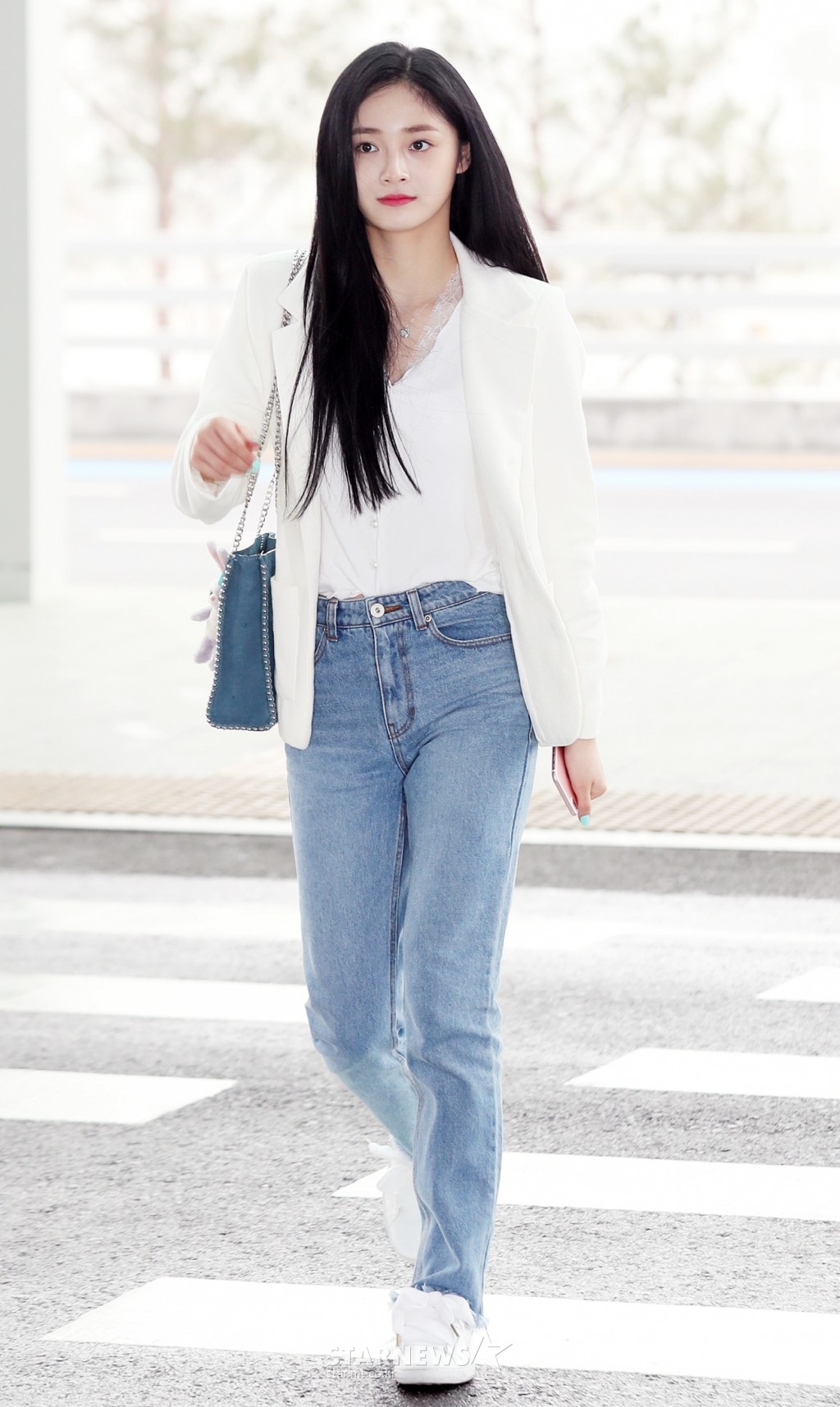 Quân đoàn mỹ nhân Kpop đổ bộ sân bay: Yoona 28 tuổi vẫn đẹp xuất sắc, lấn át TWICE và đàn chị sexy - Ảnh 10.