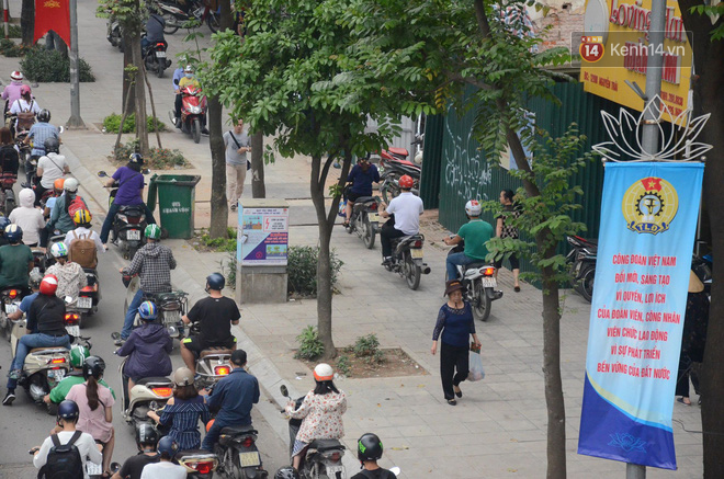 Ảnh và clip: Đường phố Hà Nội, Sài Gòn tắc nghẽn kinh hoàng trong ngày đầu người dân đi làm sau kỳ nghỉ lễ - Ảnh 6.