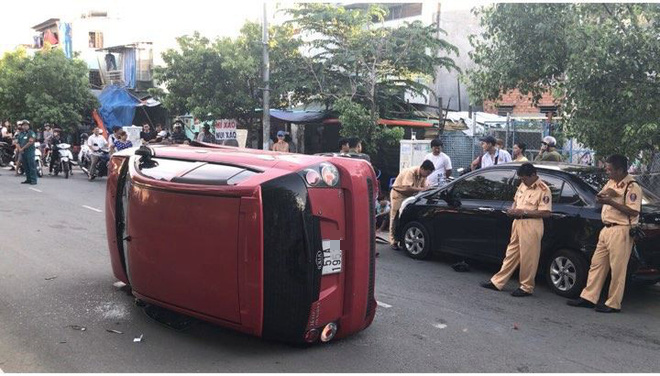 Thiếu niên 17 tuổi lái ô tô gây tai nạn liên hoàn, xe lật nhào trên phố Sài Gòn - Ảnh 1.