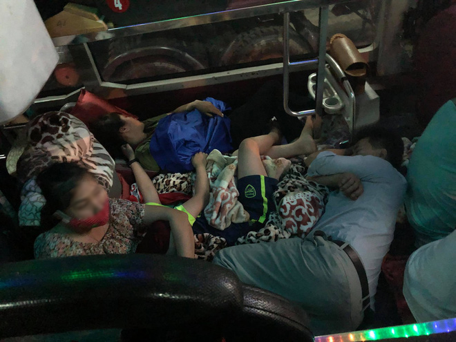 Chuyến xe 28 giường nhưng có đến 60 hành khách nằm chen chúc, nhìn thôi cũng thấy ngộp thở - Ảnh 3.