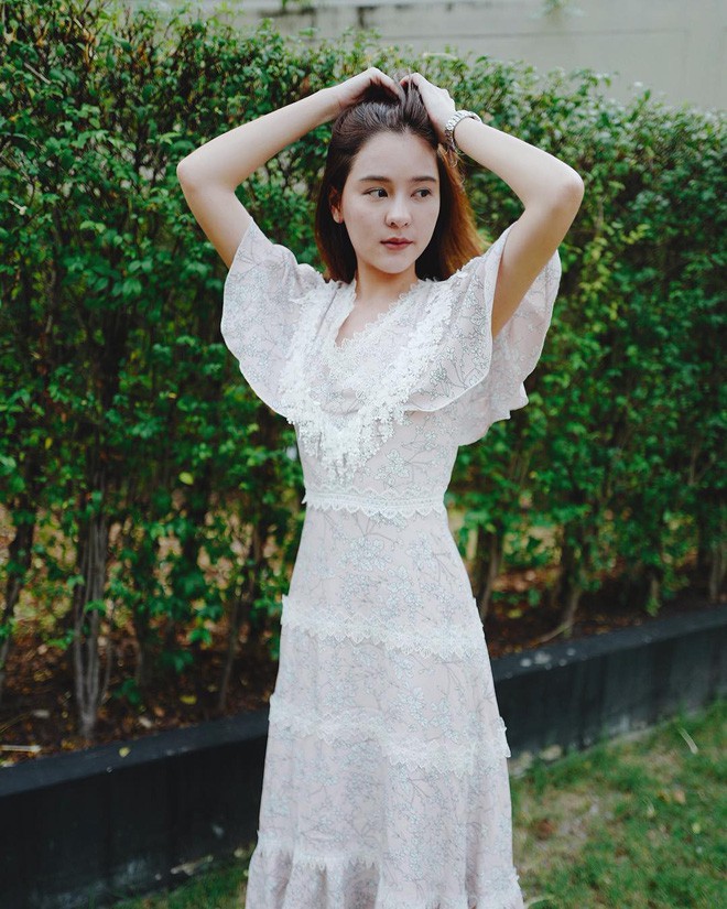 Dù đã 30 tuổi lại có vóc dáng nhỏ nhắn, nàng “Song Hye Kyo” Thái Lan vẫn diện đồ đẹp hết chỗ chê - Ảnh 10.