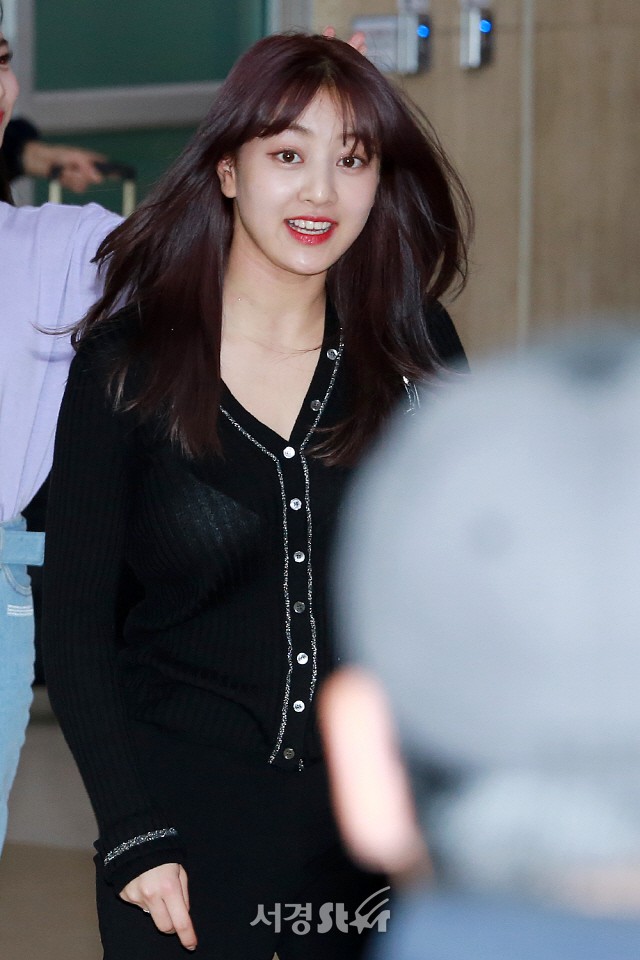Quân đoàn mỹ nhân Kpop đổ bộ sân bay: Yoona 28 tuổi vẫn đẹp xuất sắc, lấn át TWICE và đàn chị sexy - Ảnh 19.