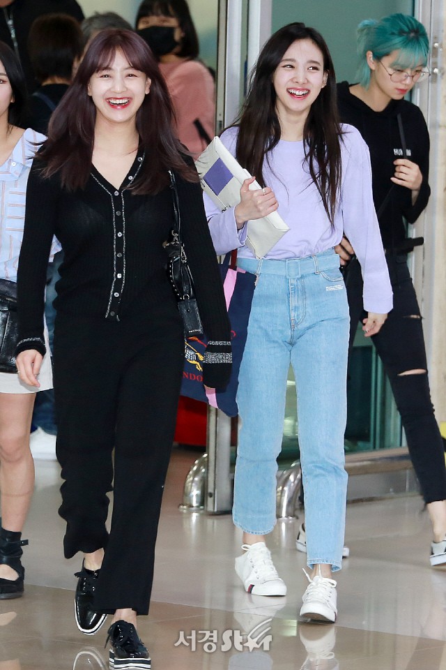 Quân đoàn mỹ nhân Kpop đổ bộ sân bay: Yoona 28 tuổi vẫn đẹp xuất sắc, lấn át TWICE và đàn chị sexy - Ảnh 20.
