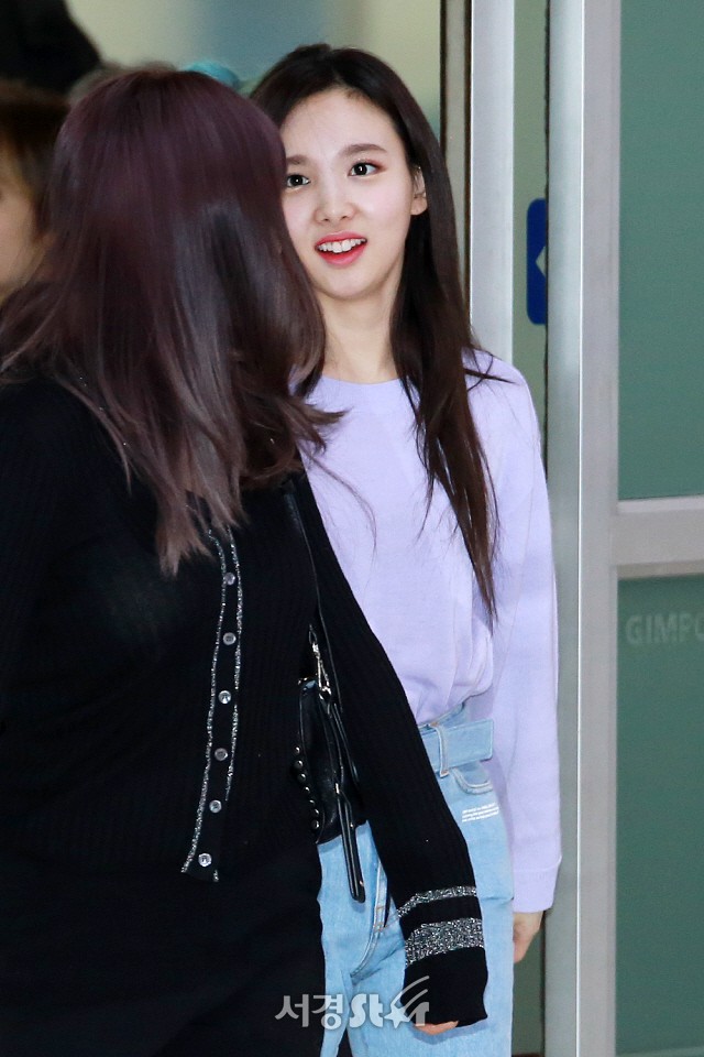 Quân đoàn mỹ nhân Kpop đổ bộ sân bay: Yoona 28 tuổi vẫn đẹp xuất sắc, lấn át TWICE và đàn chị sexy - Ảnh 21.