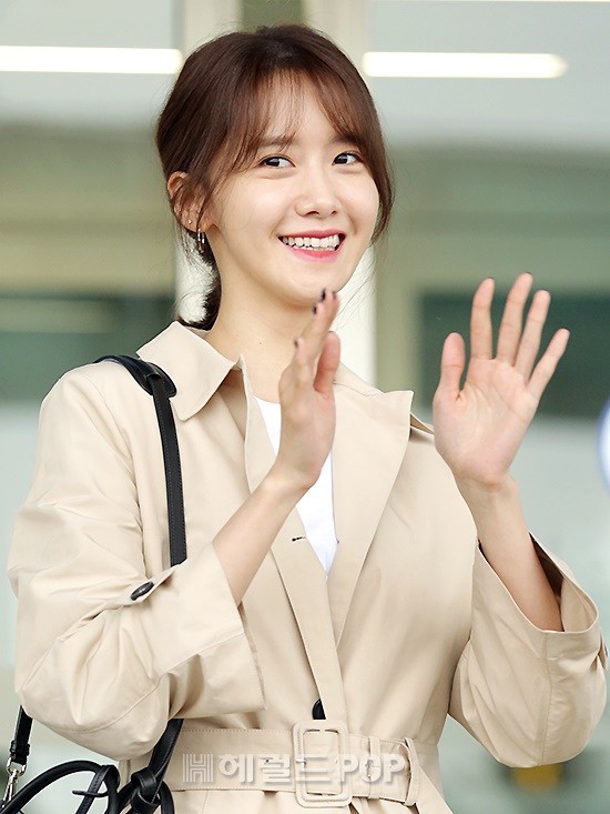 Quân đoàn mỹ nhân Kpop đổ bộ sân bay: Yoona 28 tuổi vẫn đẹp xuất sắc, lấn át TWICE và đàn chị sexy - Ảnh 7.