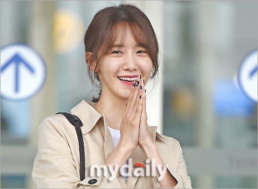 Quân đoàn mỹ nhân Kpop đổ bộ sân bay: Yoona 28 tuổi vẫn đẹp xuất sắc, lấn át TWICE và đàn chị sexy - Ảnh 6.