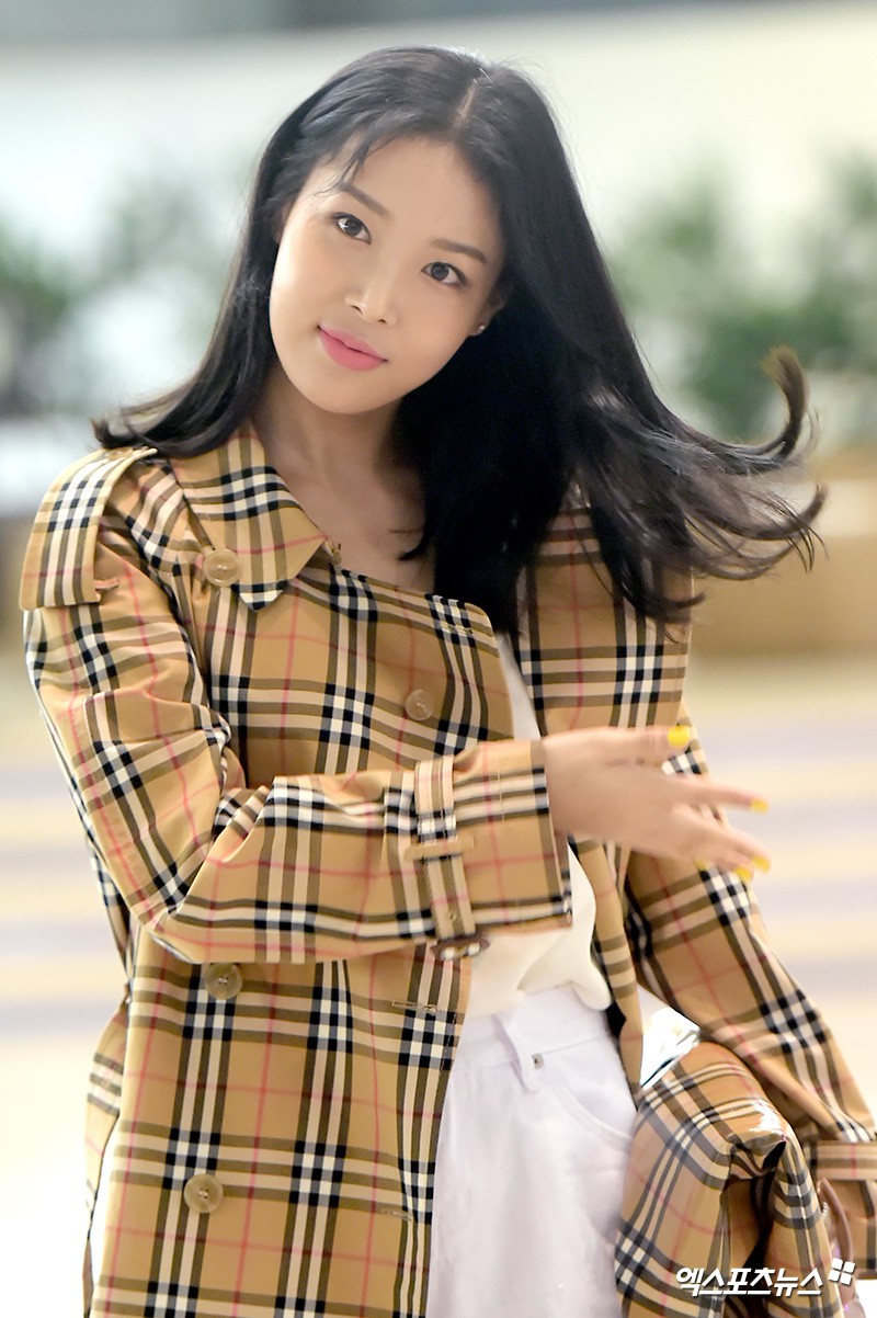 Quân đoàn mỹ nhân Kpop đổ bộ sân bay: Yoona 28 tuổi vẫn đẹp xuất sắc, lấn át TWICE và đàn chị sexy - Ảnh 15.