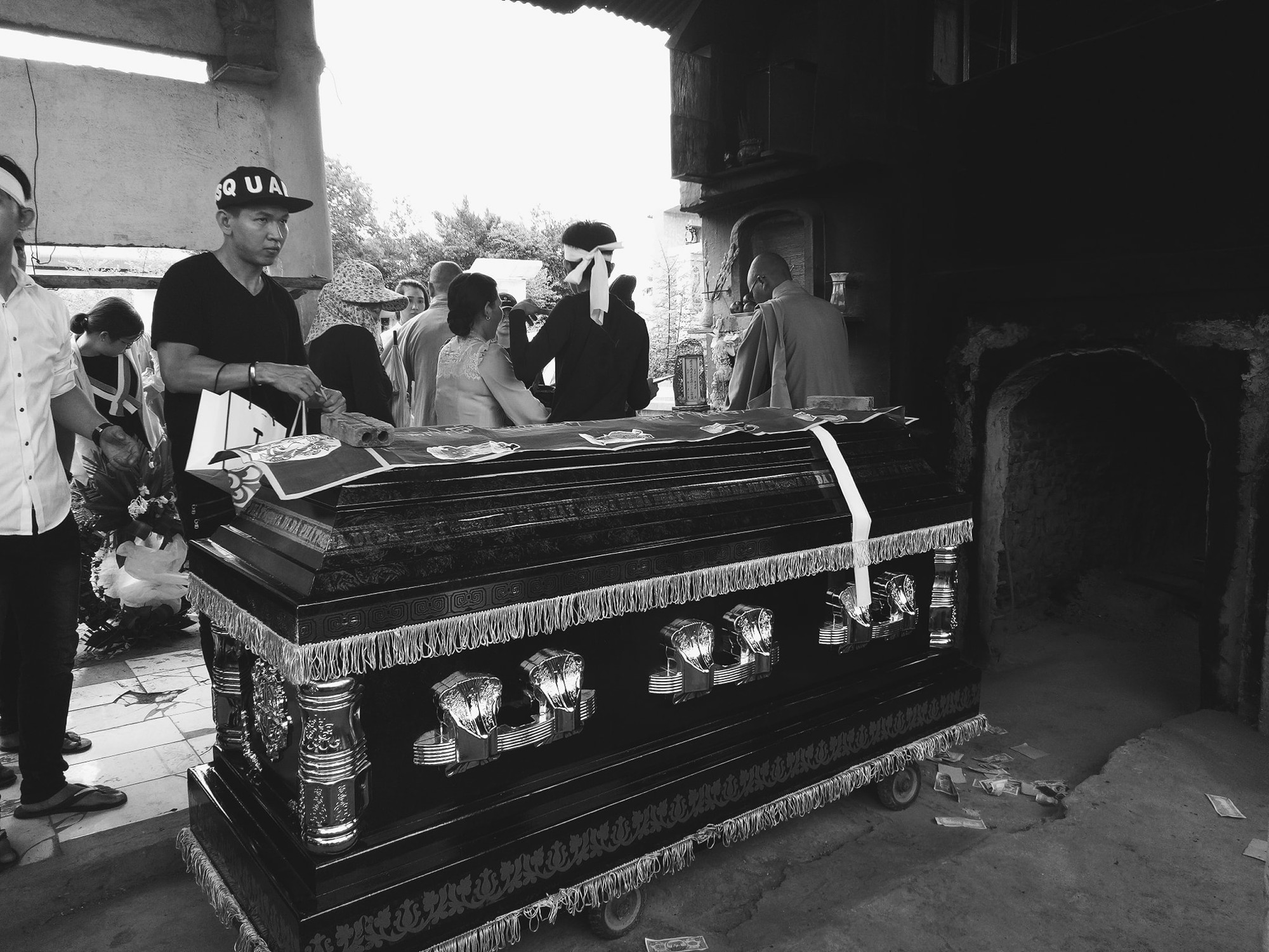 HHen Niê ngồi xe tang tiễn đưa stylist Mì Gói về với đất mẹ - Ảnh 4.