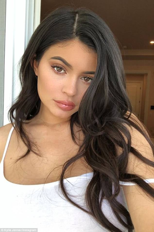 Khác với ảnh trên mạng, Kylie Jenner ngoài đời lộ gương mặt đơ và kém sắc hơn hẳn - Ảnh 2.