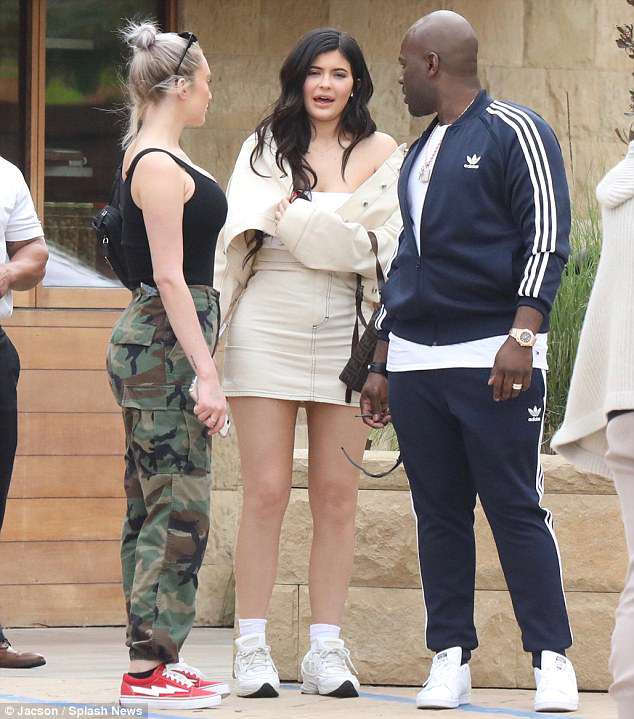 Khác với ảnh trên mạng, Kylie Jenner ngoài đời lộ gương mặt đơ và kém sắc hơn hẳn - Ảnh 3.