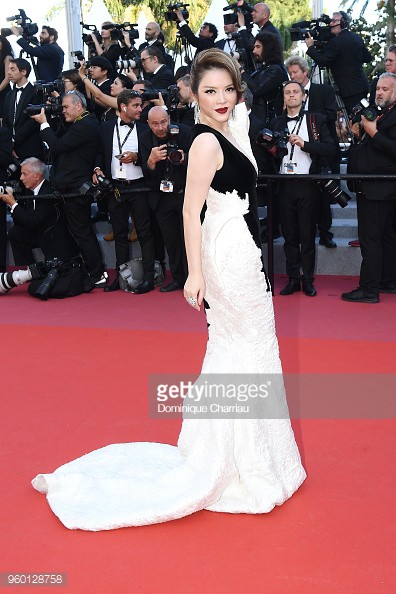 Lý Nhã Kỳ diện váy đen trắng đối lập, mang sự tự do và huyền bí lên thảm đỏ Cannes ngày cuối - Ảnh 6.