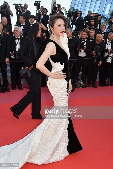 Lý Nhã Kỳ diện váy đen trắng đối lập, mang sự tự do và huyền bí lên thảm đỏ Cannes ngày cuối - Ảnh 10.