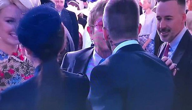 Khoảnh khắc Elton John hôn David Beckham rồi tự liếm môi gây sốt tại đám cưới Hoàng gia Anh - Ảnh 2.
