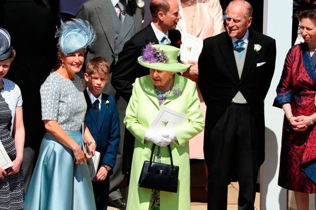 Nếu bạn thắc mắc vì sao Nữ hoàng Elizabeth mặc đồ xanh nõn chuối đến Đám cưới Hoàng gia thì lý do là thế này - Ảnh 4.
