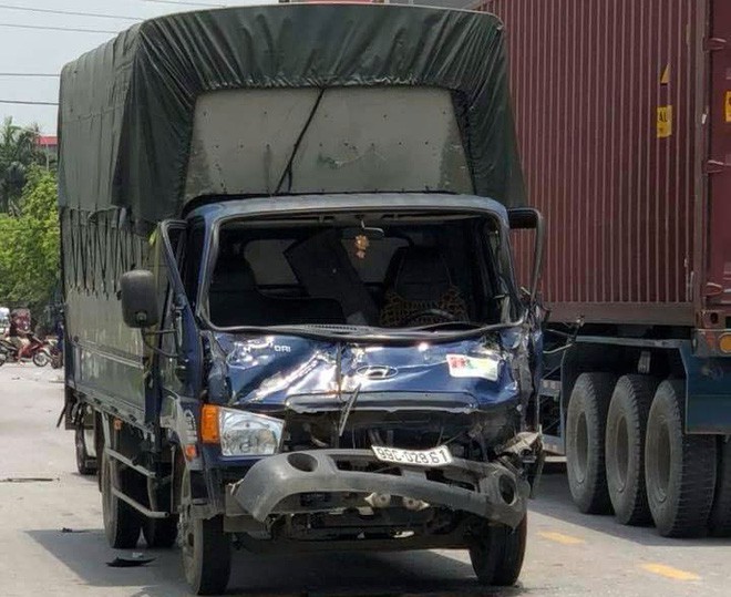 Xe m&aacute;y kẹp ba thanh ni&ecirc;n t&ocirc;ng thẳng v&agrave;o &ocirc; t&ocirc; tải, một người tử vong tại chỗ - Ảnh 2.
