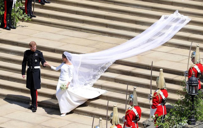 Là cô dâu Hoàng gia, bằng cách này Meghan Markle đã tuân thủ 4 quy tắc mà các cô dâu phương Tây đều làm khi về nhà chồng - Ảnh 6.