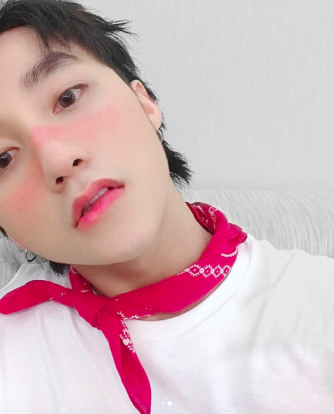 Sơn Tùng M-TP bỗng dưng xinh quá rồi: đánh môi má ửng hồng, chấm giả tàn nhang rồi còn mặc cả crop-top - Ảnh 2.