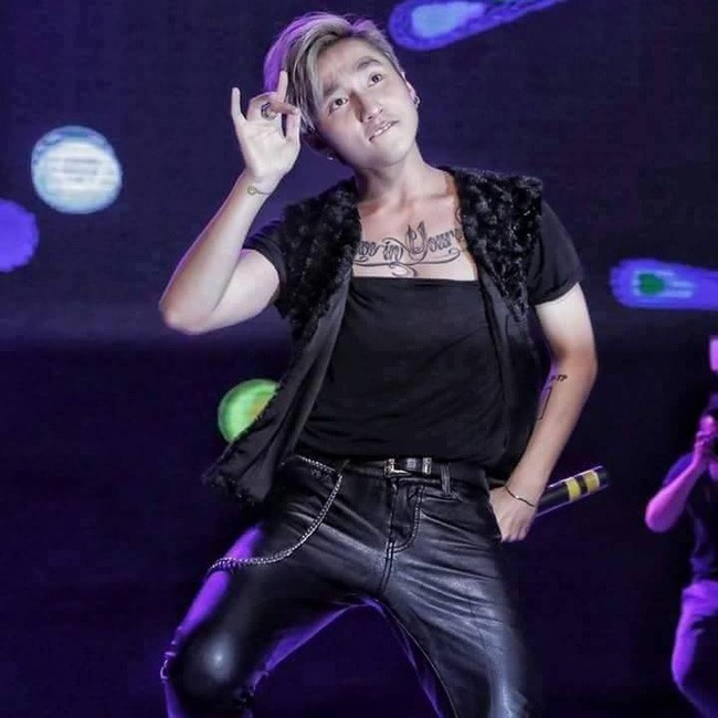 Sơn Tùng M-TP bỗng dưng xinh quá rồi: đánh môi má ửng hồng, chấm giả tàn nhang rồi còn mặc cả crop-top - Ảnh 6.