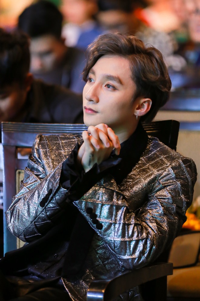 Sơn Tùng M-TP bỗng dưng xinh quá rồi: đánh môi má ửng hồng, chấm giả tàn nhang rồi còn mặc cả crop-top - Ảnh 9.