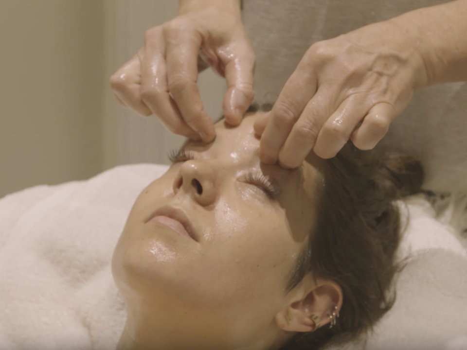 Liệu pháp massage kỳ cục này chính là bí quyết giúp Công nương Meghan Markle có khuôn mặt thon gọn và làn da bóng khỏe - Ảnh 5.