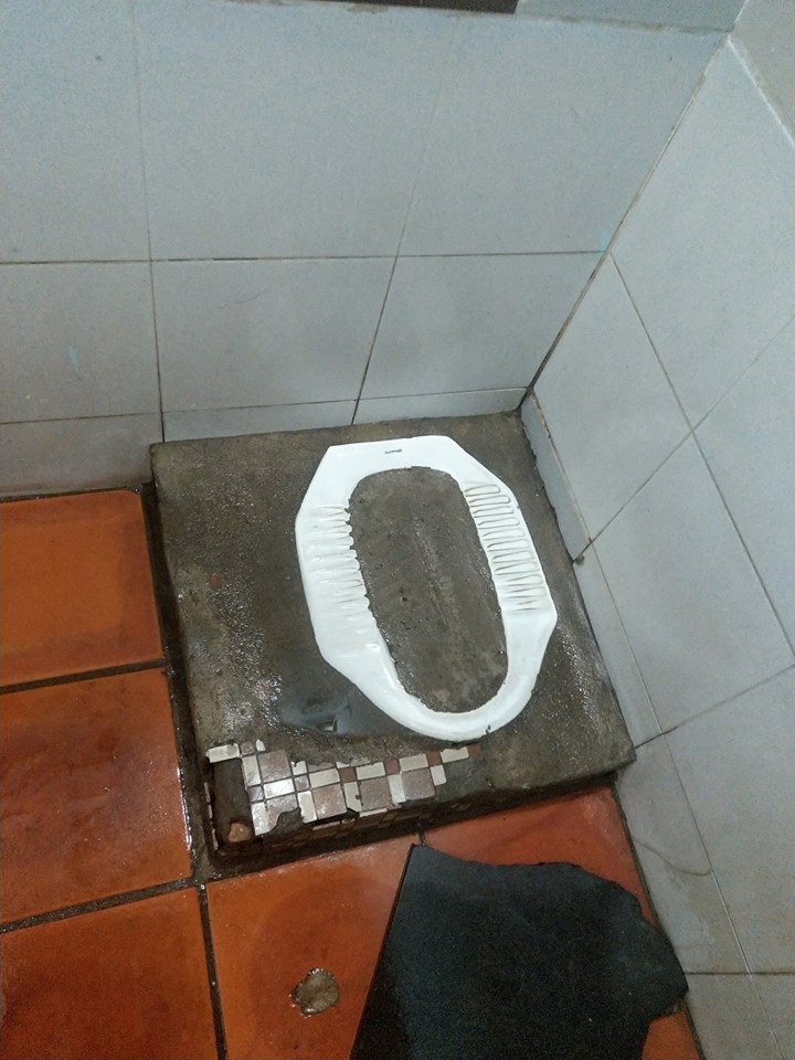 Góc khó hiểu: Thanh niên xin đi nhờ vệ sinh nhưng lại gặp đúng chủ nhà đổ bê tông vào bồn cầu - Ảnh 1. Góc khó hiểu: Thanh niên xin đi nhờ vệ sinh nhưng lại gặp đúng chủ nhà đổ bê tông vào bồn cầu - Ảnh 1.