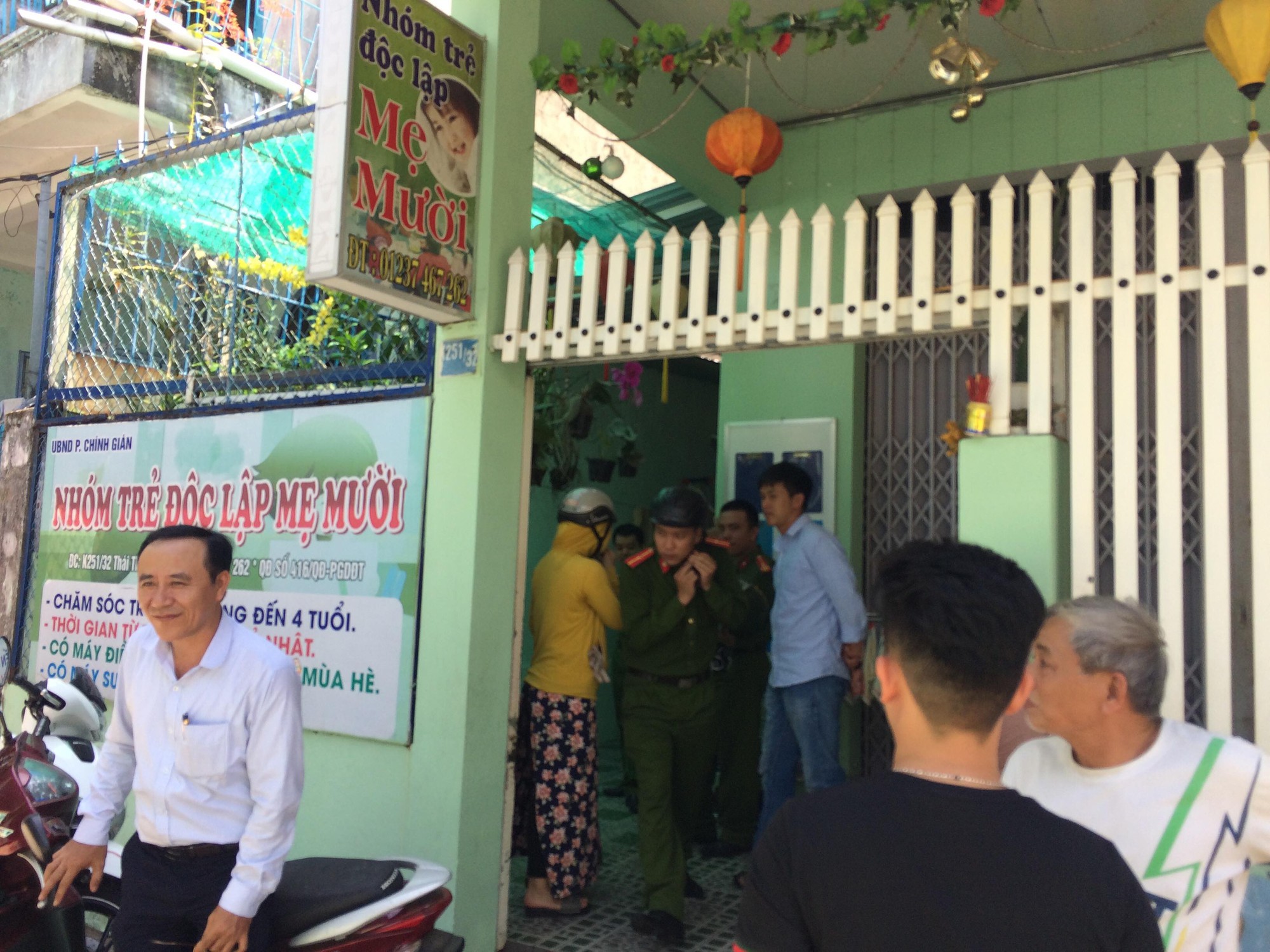 Vụ bảo mẫu vừa cho ăn vừa bạo hành trẻ ở Đà Nẵng: Chủ cơ sở nói đó là phương pháp dọa trẻ - Ảnh 2. Vụ bảo mẫu vừa cho ăn vừa bạo hành trẻ ở Đà Nẵng: Chủ cơ sở nói đó là phương pháp dọa trẻ - Ảnh 2.