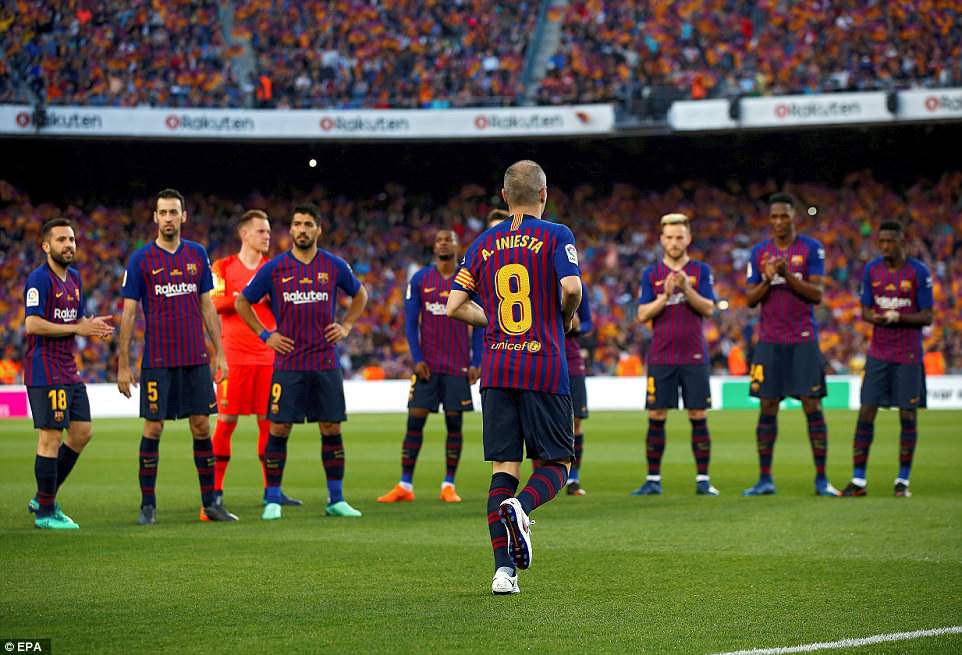 Huyền thoại Iniesta khóc nghẹn trong trận đấu cuối cùng khoác áo Barca - Ảnh 5.