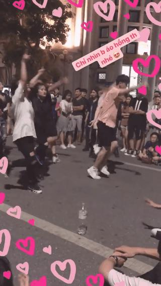 Nhảy hit của BlackPink ở phố đi bộ, chàng trai áo hồng khiến cư dân mạng ráo riết xin link vì quá dễ thương - Ảnh 3.