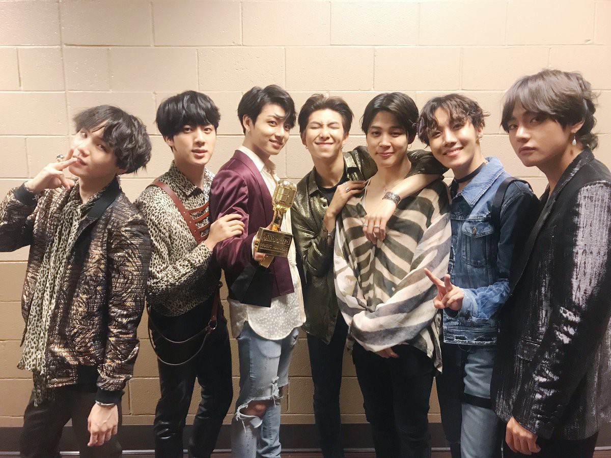 Đã nhận giải thưởng danh giá tại Billboard  Music Awards, BTS còn được dân tình khen lấy khen để vì da đẹp - Ảnh 2.