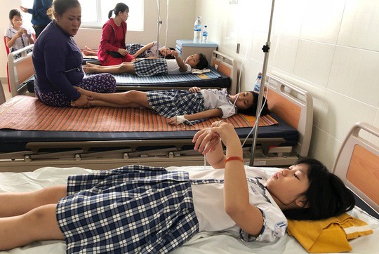 Sau khi uống tr&agrave; sữa, h&agrave;ng chục học sinh nhập viện cấp cứu - Ảnh 1.