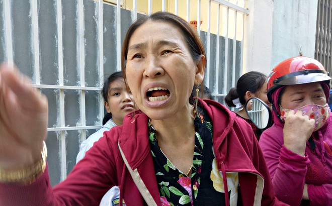 Phụ huynh, hàng xóm phẫn nộ kể tội vợ chồng chủ cơ sở mầm non bạo hành trẻ: Đánh cháu tôi bầm mắt mà nói là té ngã - Ảnh 2.