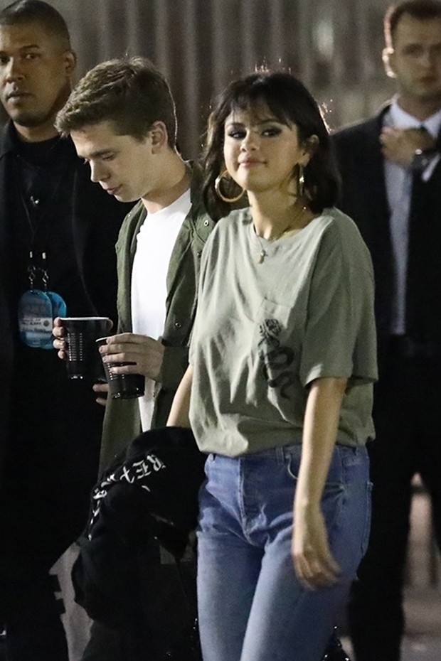 Selena Gomez xuất hiện bên chàng trai lạ sau khi quyết tâm chia tay Justin Bieber - Ảnh 1.
