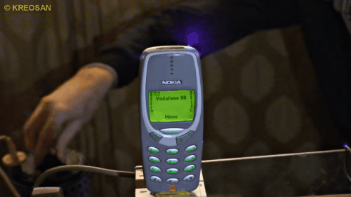 Thanh niên nghịch Nokia "cục gạch" với điện 1.000.000V: Điện thoại bắn tia sét, tự bấm số như ma nhập 1-15269629019251173592657