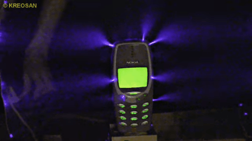 Thanh niên nghịch Nokia cục gạch với điện 1.000.000V: Điện thoại bắn tia sét, tự bấm số như ma nhập - Ảnh 6.