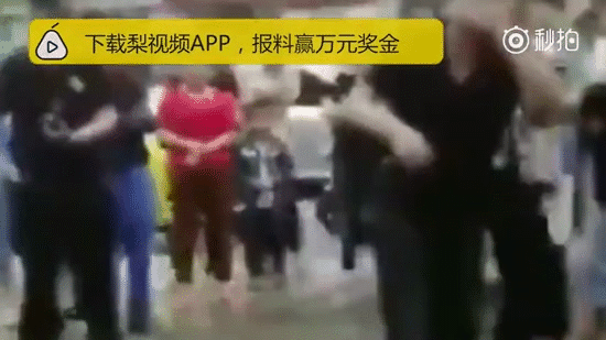 Trung Quốc: Cô gái bất ngờ cắn chặt lưỡi bạn trai khi đang hôn nhau, cảnh sát phải xịt hơi cay vào mặt mới chịu nhả - Ảnh 2.