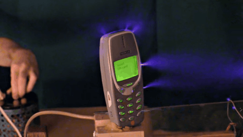 Thanh niên nghịch Nokia cục gạch với điện 1.000.000V: Điện thoại bắn tia sét, tự bấm số như ma nhập - Ảnh 7.