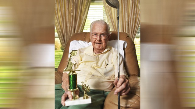Đi chơi golf lần cuối trước khi buông gậy, cụ ông 93 tuổi thực hiện được cú đánh một vụt xuống lỗ mơ ước cả đời - Ảnh 1.