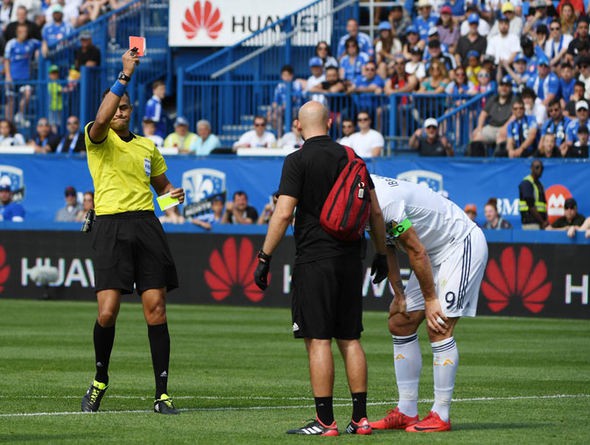 Ibrahimovic bạt tai đối thủ, dính thẻ đỏ đầu tiên ở Mỹ - Ảnh 3.