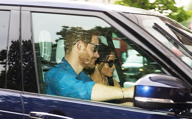 Vợ chồng Hoàng tử Harry - Meghan lần đầu lộ diện sau đám cưới và tiết lộ kế hoạch bất ngờ - Ảnh 1.