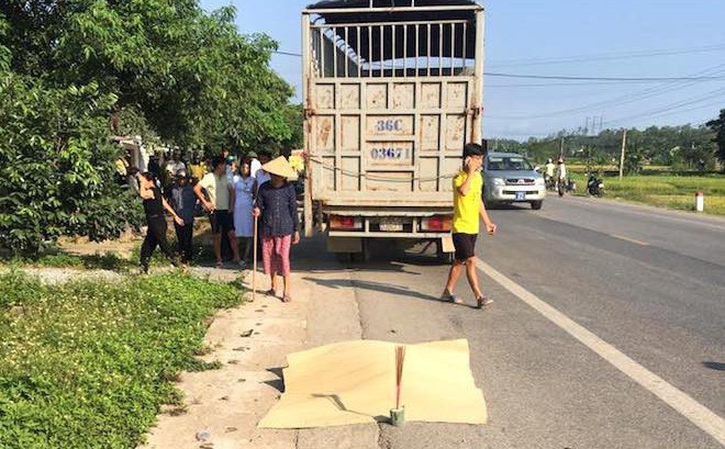 Thai phụ sắp sinh gặp nạn tử vong trên đường đi khám, chồng bị thương nặng - Ảnh 1.