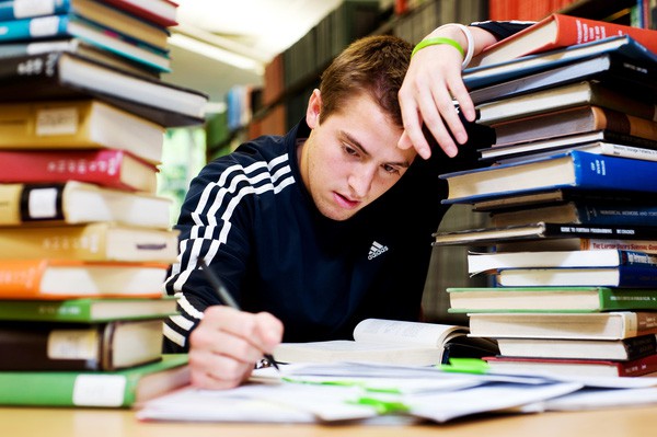Sĩ tử cần bỏ ngay 4 sai lầm này để “cày năng suất hơn” khi mùa thi tới - Ảnh 2.