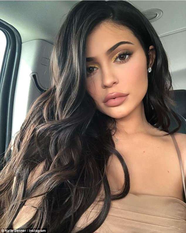 Ngực đầy hông nở, Kylie Jenner hút hồn bao người trên phố vì vẻ đẹp quá sexy - Ảnh 5.